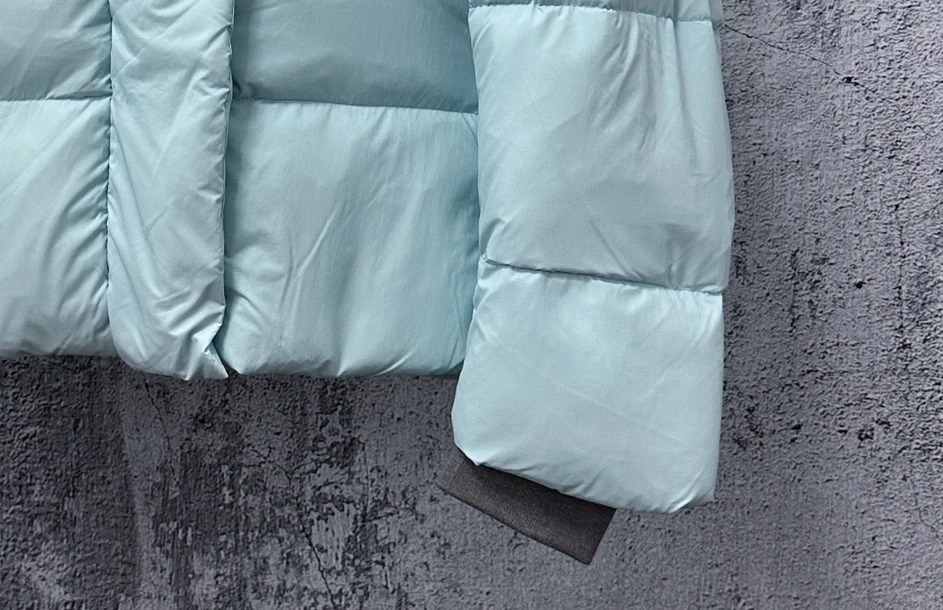 [𝗖𝗔𝗡𝗔𝗗𝗔 𝗚𝗢𝗢𝗦𝗘] Capsule Series Macaron Color White Label Fabric: Made of CORDURA gray cloth imported from Du Pont of the United States, soft Endura Luxe fabric, which enhances the durability of easy-to-wear parts, is lightweight and durable; the inner liner is made of T anti-velvet gallbladder, which is comfortable and soft, and does not rip through velvet. : Equipped with a detachable hood, which can be adjusted in two directions, and is also filled with down, which brings greater softness and wrapping around the head and neck, and is full of warmth. This parka has White trim on the back and around it, and the hardware locks are all original and custom-made, complementing the soft fabric color. Goose logo: The new Series silicone material logo on the official website, non-embroidered logo. Length: Fit hip-length. Size：XS-L